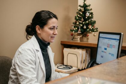 Médecin généraliste consultant son planning en fin d'année avec des horaires étendus avant Noël